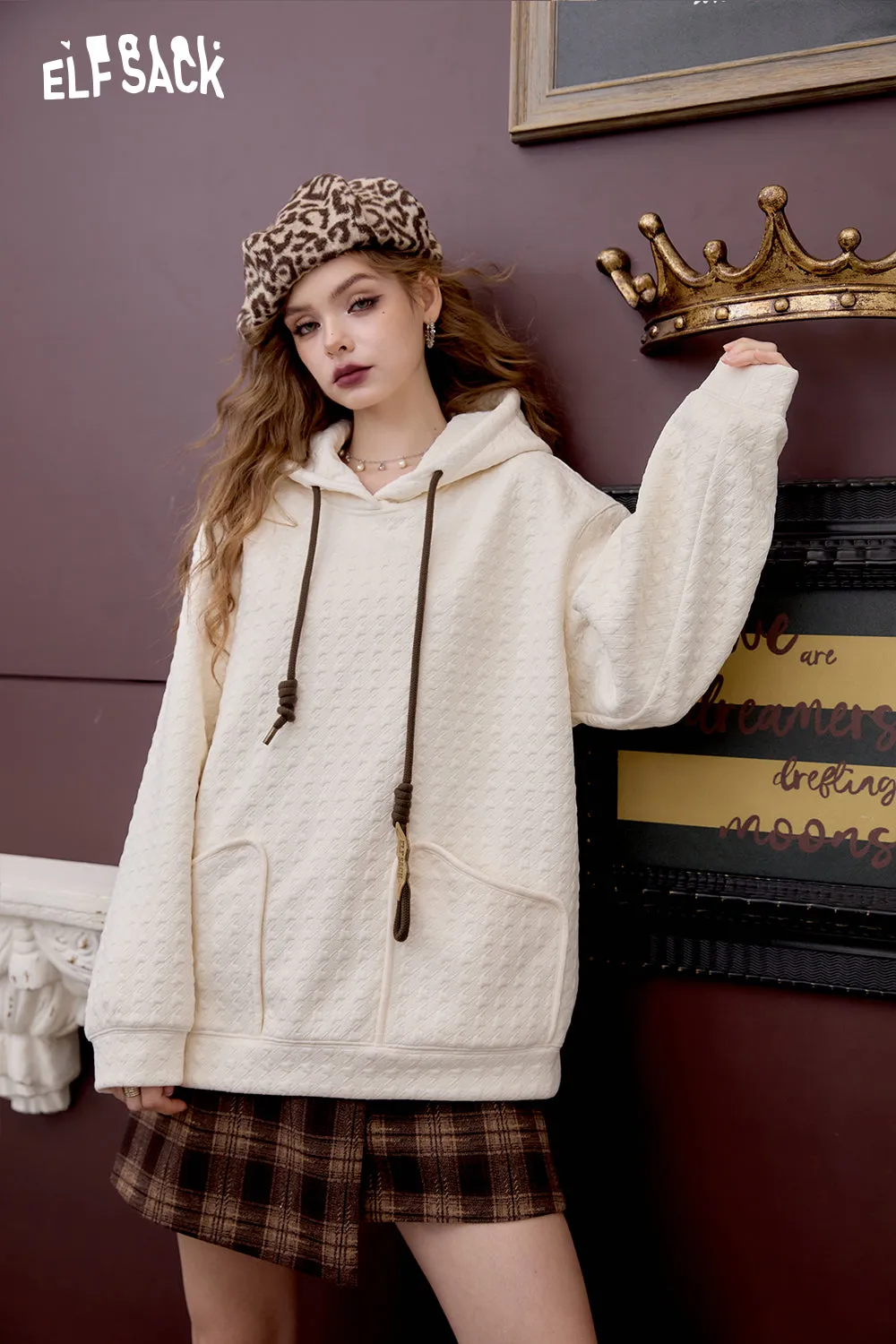 ELFSACK 2024 Winter New Arrivals Preppy style loose hoodie women cute fleece top